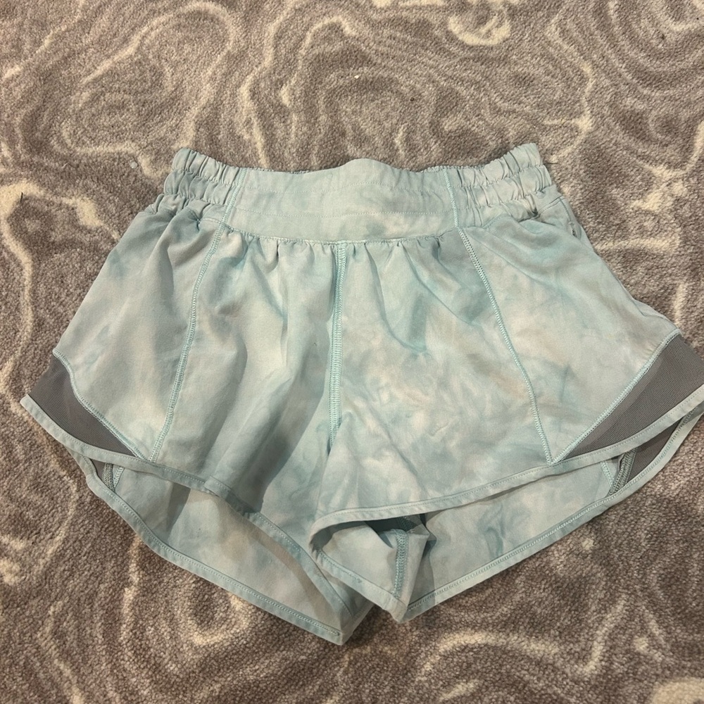 !! Lululemon Low rise Hotty Hot shorts 2.5” inseam, color:aqua/white tie dye !!